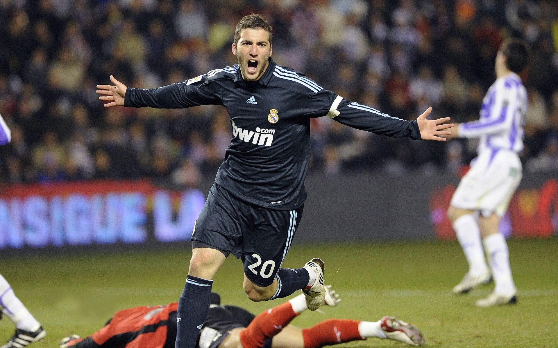 开云体育app-赖斯稳定输出不掉线,那不勒斯完胜乌克兰,足球场上的系统韧性启示录